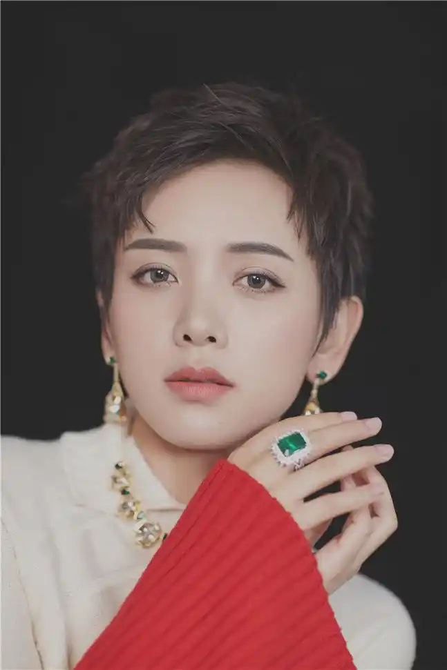 李晓峰最新大片曝光 珠光宝气优雅迷人