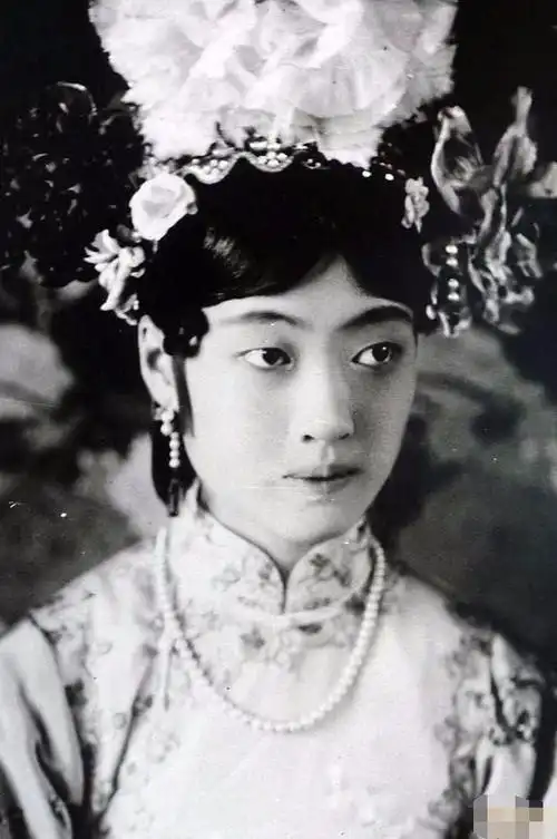 下面是清光绪帝皇后叶赫那拉氏——隆裕的照片.