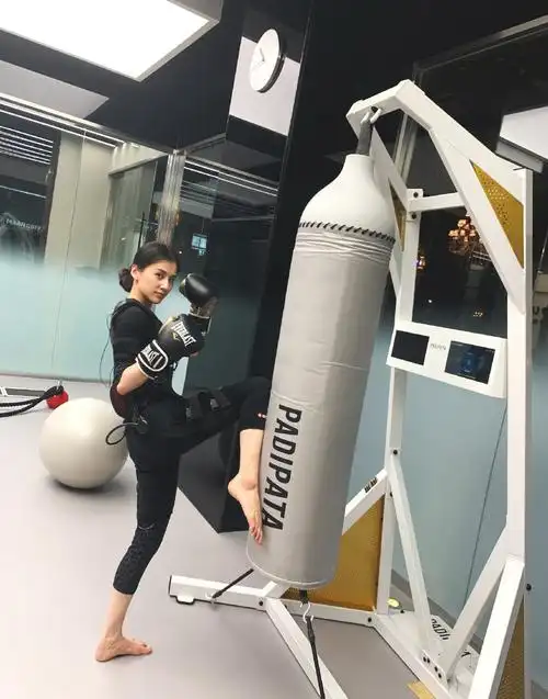 黄圣依健身备战《姐姐》大长腿养眼,肌肉线条流畅马甲线抢镜