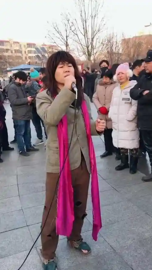 这个叫欢哥的流浪歌手火了虽其貌不扬歌声却很动人