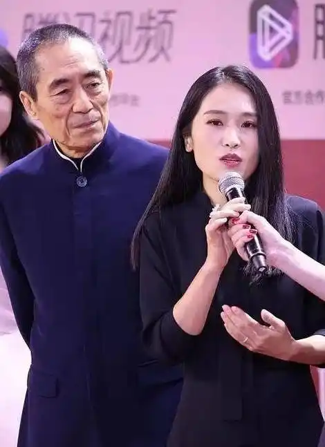 张艺谋携前妻女儿亮相,张末穿中式礼服惊艳,某些角度撞脸章子怡_设计