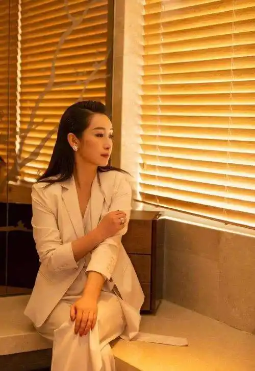 拿到影后却被嘲丑长时间没工作的秦海璐只好放弃演戏当白领