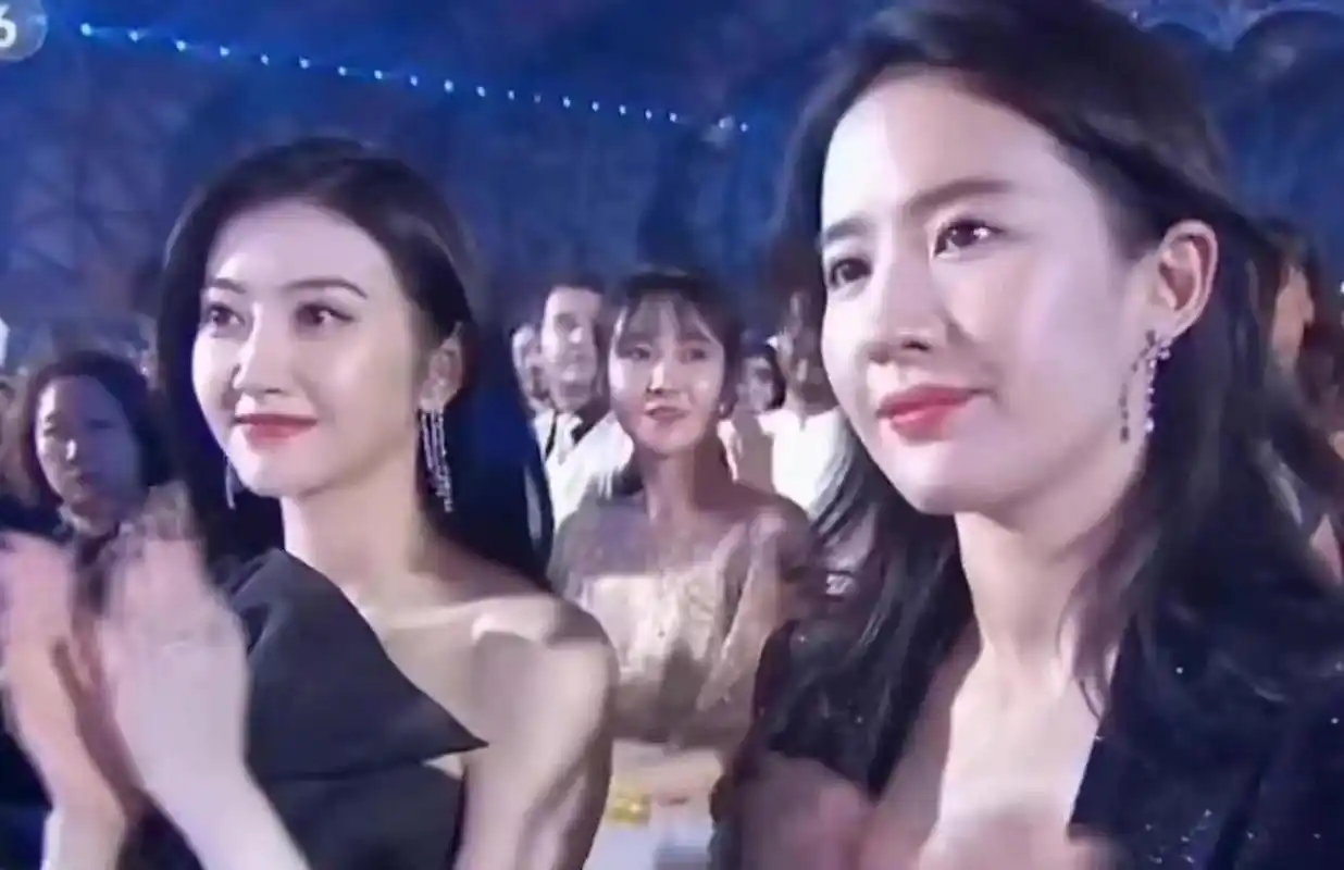 景甜真的是合照"杀手",跟任何人同框都不输