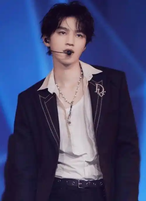 王俊凯近几年参加了很多的综艺节目,比如《我们的乐队》,《中餐厅》