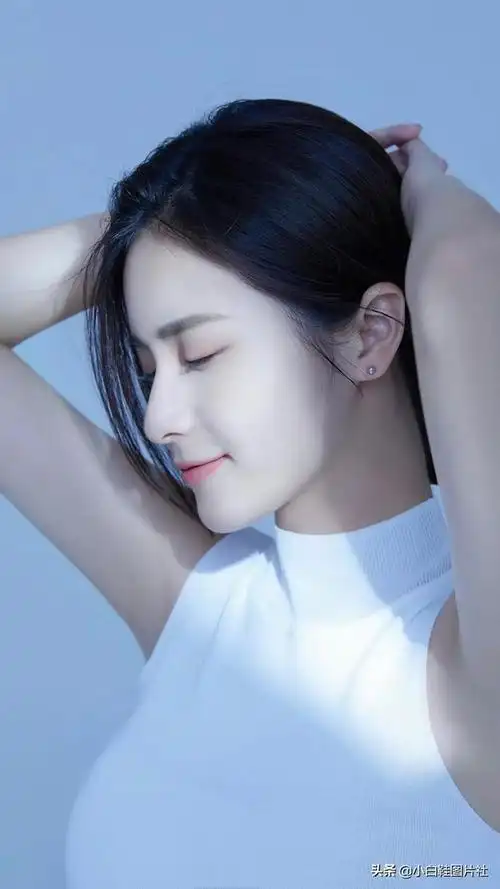 210324赏心悦目一袭白衣的气质女孩