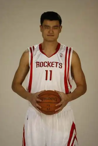 图文:火箭队新赛季媒体见面日 姚明保准持球照