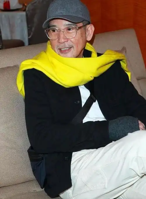 当天秦汉也是与一众演员们有说有笑的,显然心情就是一片大好了,并且