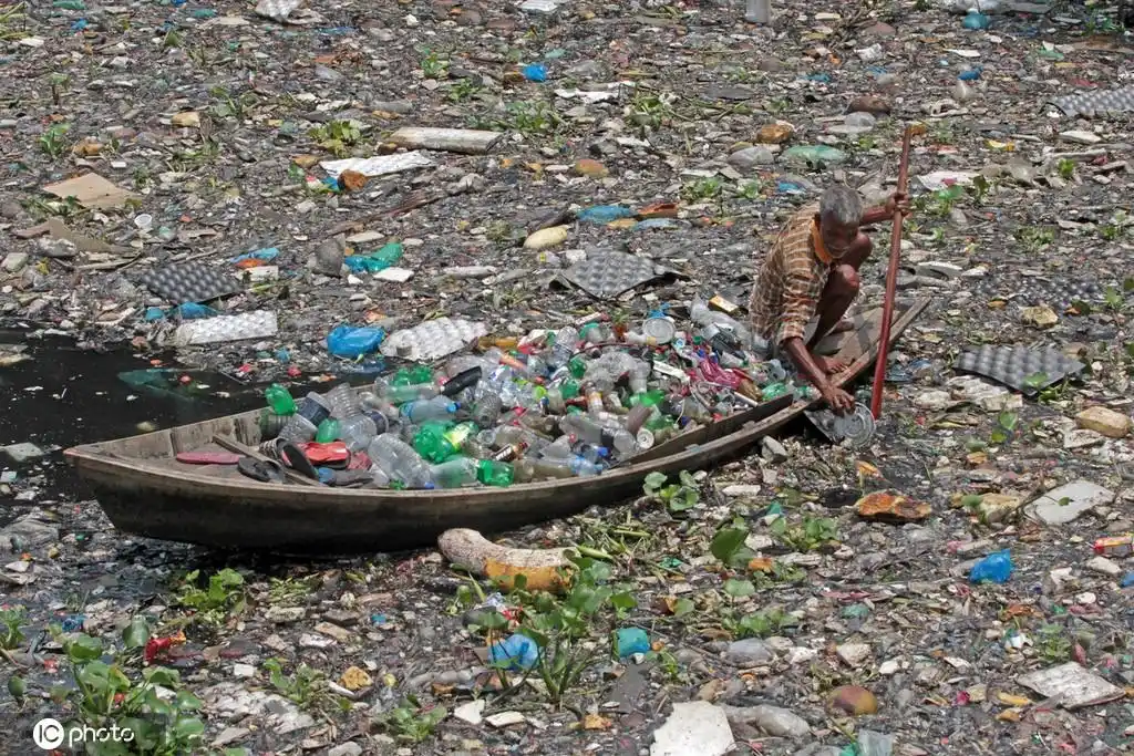 孟加拉国达卡河流污染严重触目惊心 遍布塑料瓶垃圾