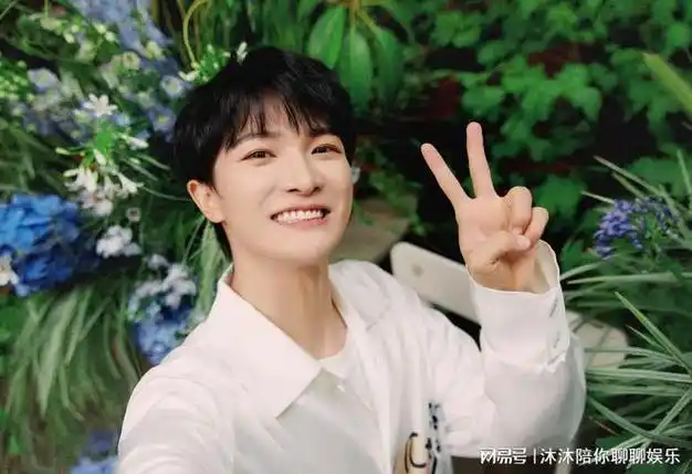 周深暖心指导兄弟团唱歌,耐心温柔了解下?