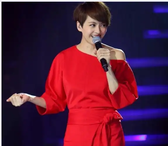 梁咏琪短发透清爽,一袭红衫令香肩外露颜值不逊当年!