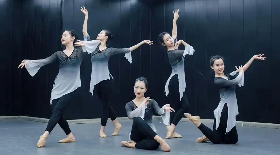 中国舞《水龙吟 生机勃勃》,随着欢快的节奏响起