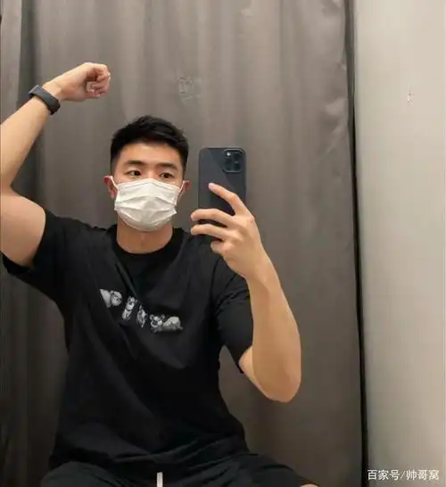 阳光帅气的95后自拍小狼狗,戴口罩的样子气质都这样迷人,喜欢吗