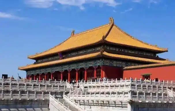 庑殿顶是「四出水」的五脊四坡式,由一条正脊和四条垂脊(一说戗脊)共