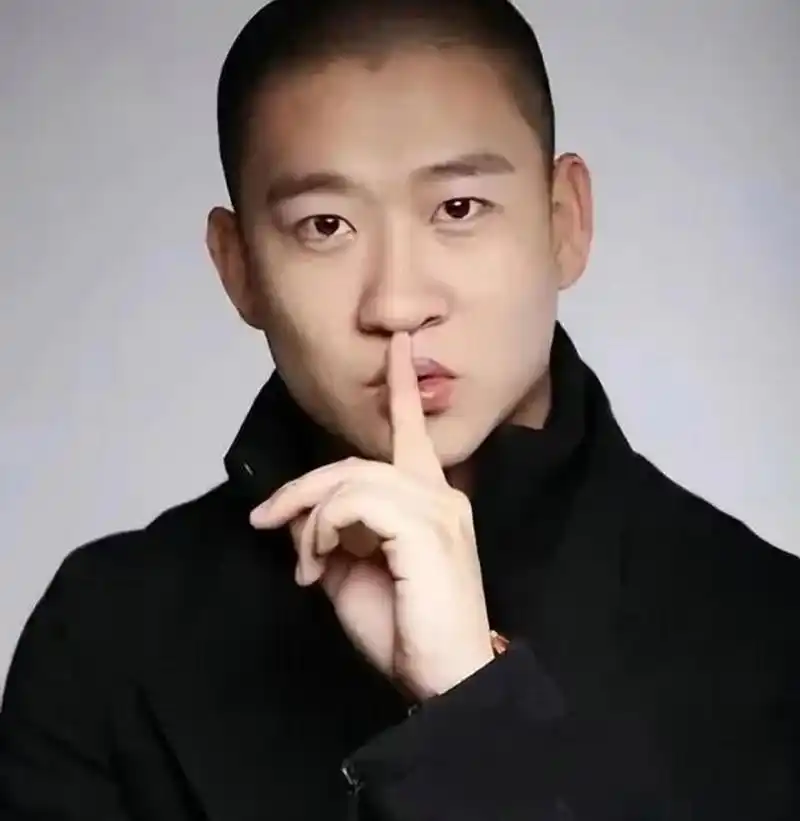 沈阳头条 4月7日,知名男星曹云金现身沈阳,投钱开设了一家实体店面馆