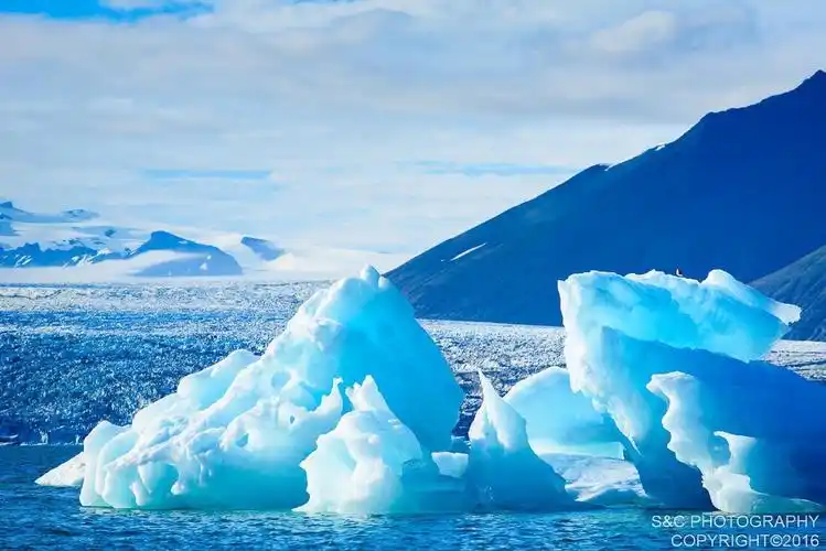 所以被冰川直接反射散射了,所以视觉上就产生了冰川是蓝色的感觉