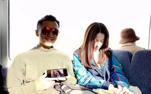 细心的网友观察可以发现,谢霆锋手中还有照片,霍汶希睡觉"丑"照竟然也