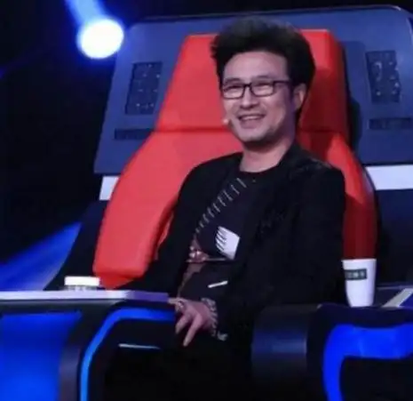 对此,汪峰也忍不住在微博自黑道:"我能说啥呢,我那无处安放的眼镜