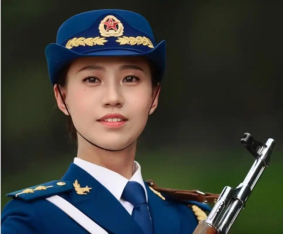 99中国空军仪仗队女兵,就一个字"飒" #仪仗队# #女兵# #中国军人