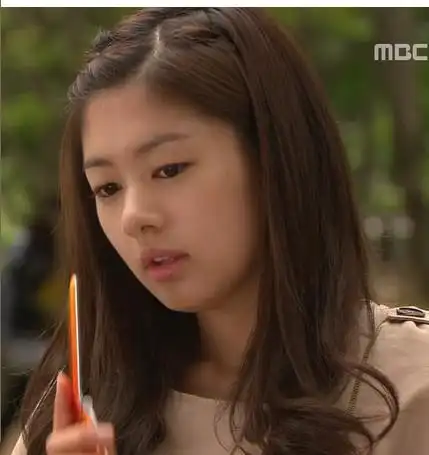 韩版恶作剧之吻中女主角郑素敏的头发是什么颜色