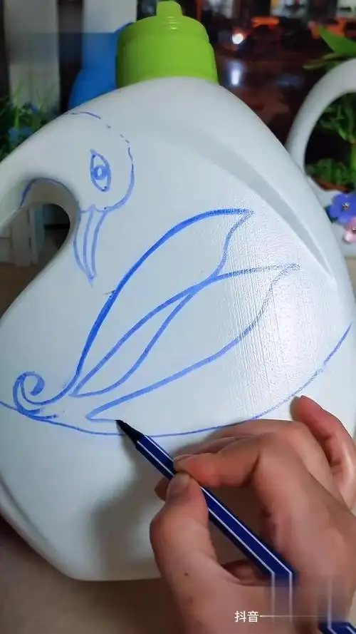 洗衣液瓶制作漂亮的天鹅花盆教程(一),画图案详细教程,适合初学着制作