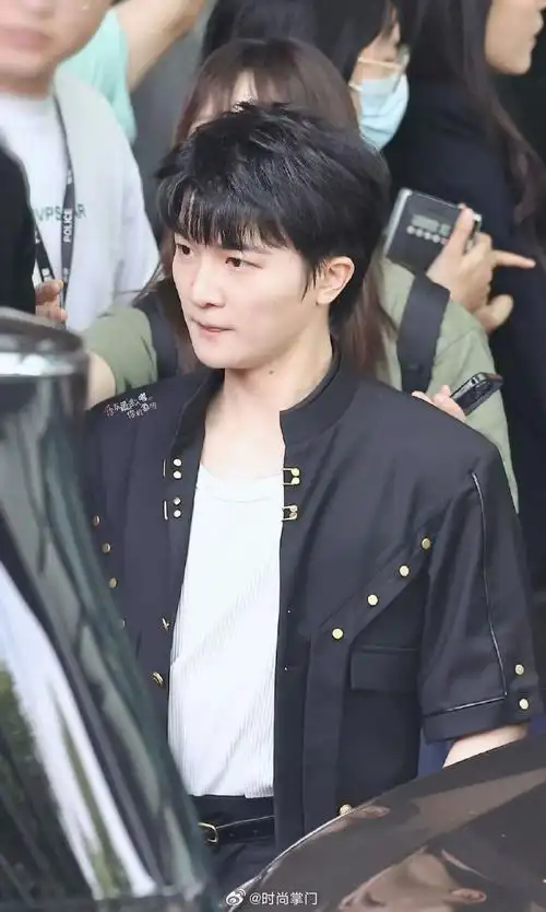 周深演唱会后解锁新造型