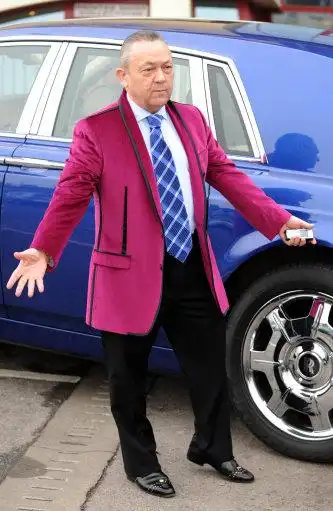 图文前伯明翰老板1亿收购西汉姆新老板开豪车亮相