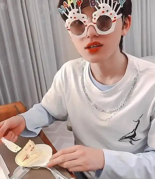 宋亚轩过生日谁看清工作室给买的蛋糕款式这辈子没这么无语过