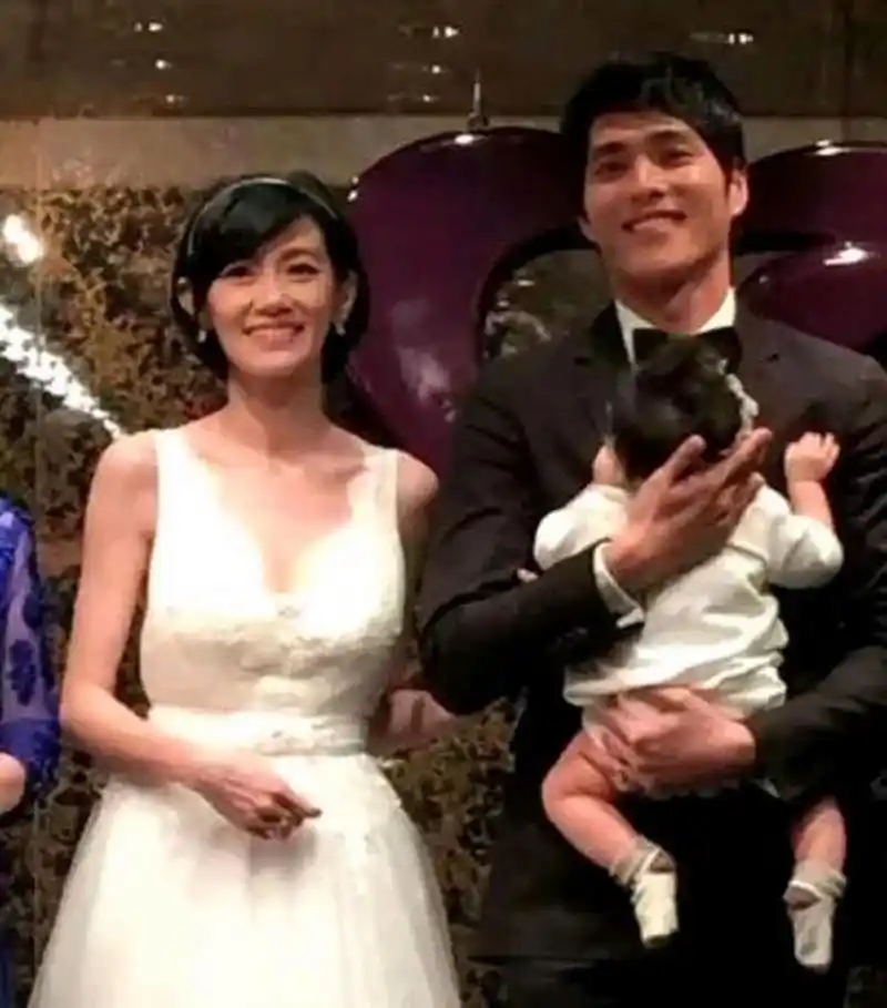 6月27日,台媒爆料蓝正龙icon与周幼婷icon离婚,两人穿着情侣装骑