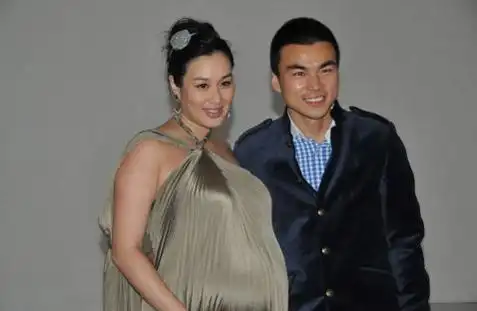 辣妈钟丽缇挺九月大肚拍写真 熟女魅力依旧(组图)