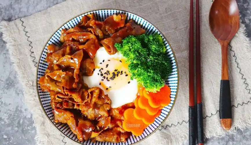 超级快手的一道日式招牌牛肉饭,原材料都是些唾手可得的食材,这道菜的