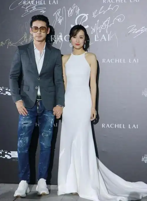 吕一穿衣风格大胆前卫,一袭白裙亮相节目,小露香肩真迷人