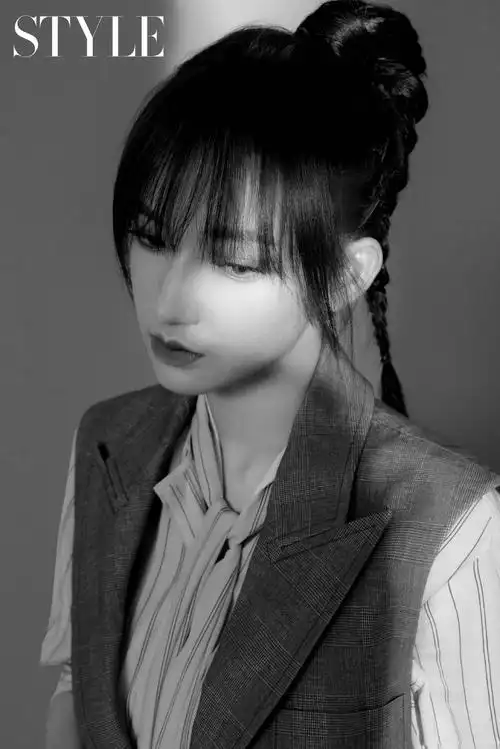 程潇雾蓝发色酷美写真图片19