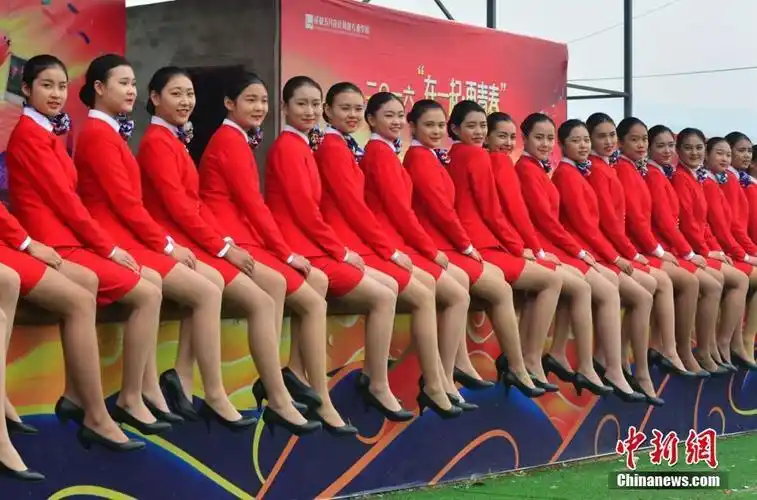 组图:学校老师独创空乘礼仪操 准空姐齐练习