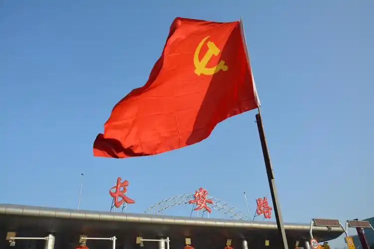 看,鲜红的党旗在长安路防疫检查点高高扬起