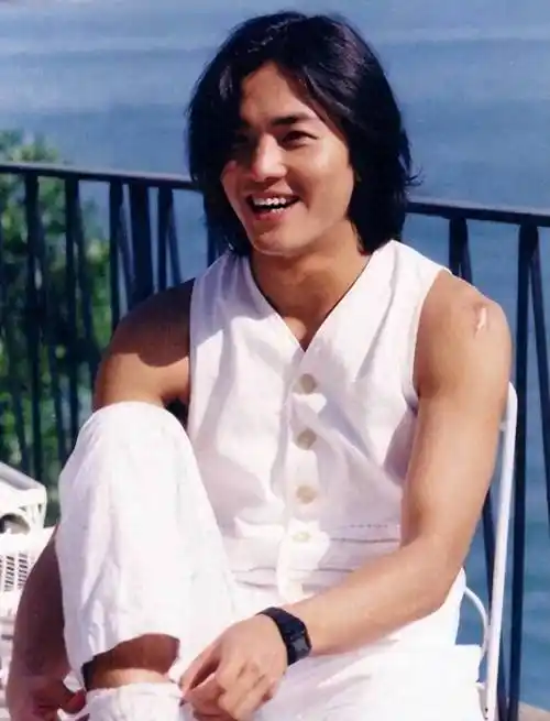 55岁郑伊健在日本被偶遇,t恤起球满是褶皱,生活拮据惹争议_蒙嘉慧