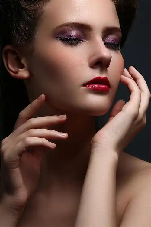 一般来说试色是在手背内侧来进行的;最后是模特亲自涂口红试