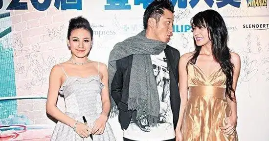 吴卓羲还和官恩娜有很亲密的接触,后来也是因为吴卓羲太花心而选择和