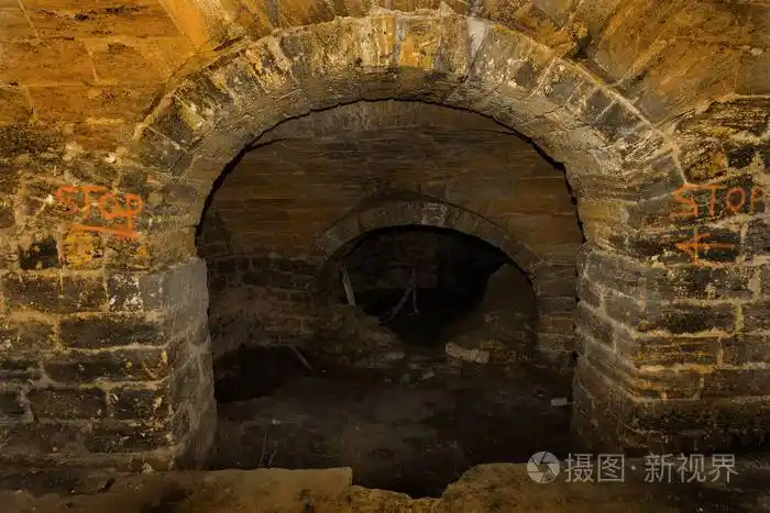 地下墓穴的入口. 地牢老石堡垒. 作为进行黑暗设计的创造性背景.