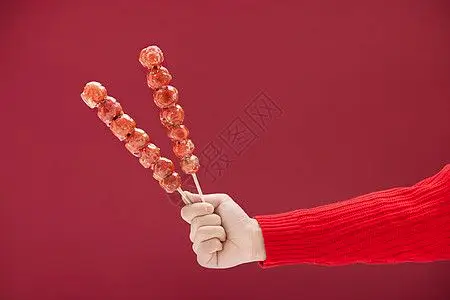 单手拿着两串冰糖葫芦图片素材