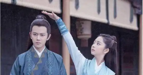 当明星拍亲密动作戏份避嫌方式不同李沁a字搂邓伦手抓空气