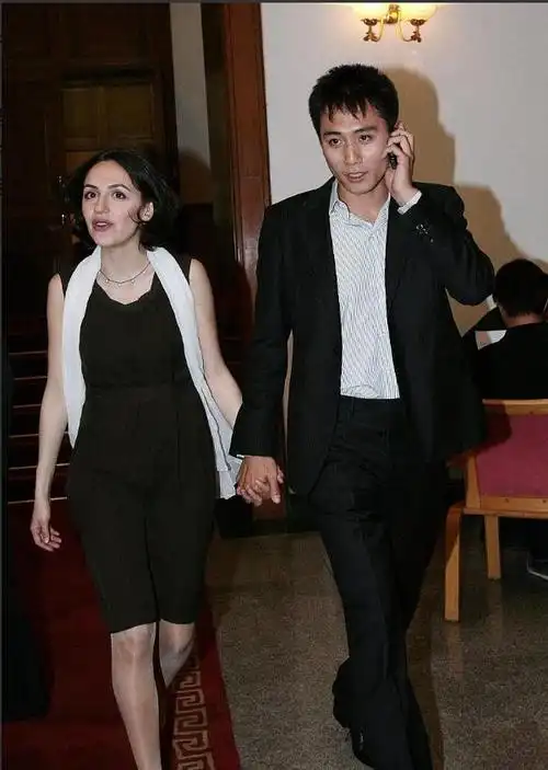 刘烨老婆安娜近照曝光沧变桑变,身形发福臃肿,岁月的痕迹明显