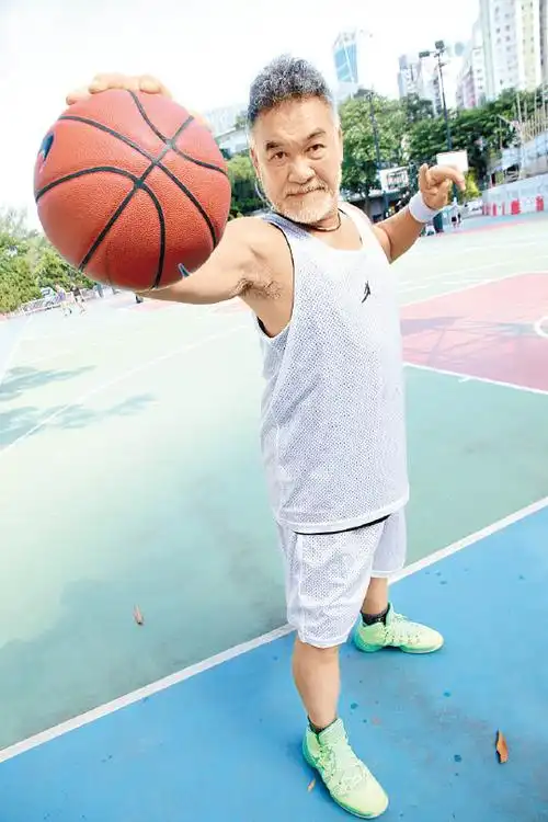 73岁"武状元"梁家仁仍老当益壮,与年轻人打球,满场奔跑状态好_内地