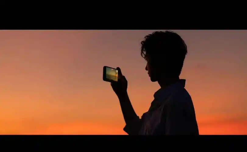 陈哲远日落氛围感游客照,满屏溢出的帅,白衣少年,也太迷人了_感觉