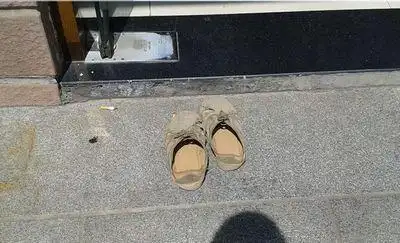 进机关公厕时打赤脚(图)相关贴文:赤脚进公家厕所好了 我拍到一双令人