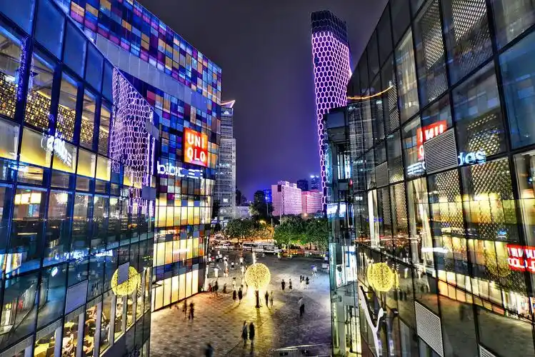 有网友说,一座城市经济发展繁荣与否,从这座城市的夜生活就能看出来.