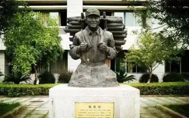 的逃生时间,也是极为短暂的,而也就是在这毫秒之间,张思德放弃了自己