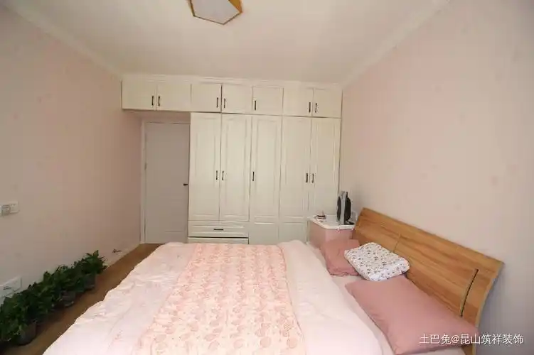 80平小户型的幸福温馨卧室现代简约卧室设计图片赏析