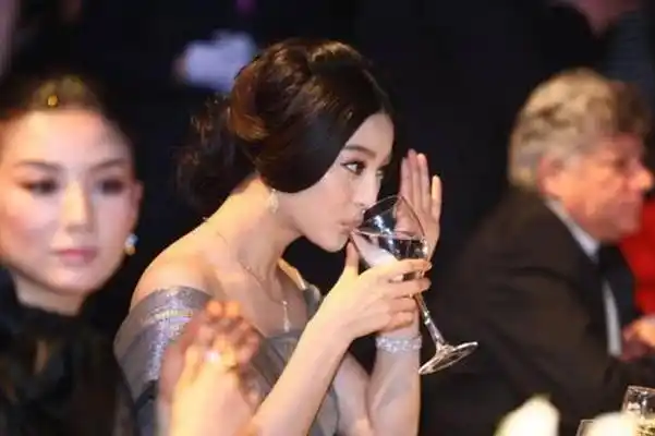 喝酒时更是啤酒白酒一起上,范冰冰更是玩乐把对瓶吹的"绝技".