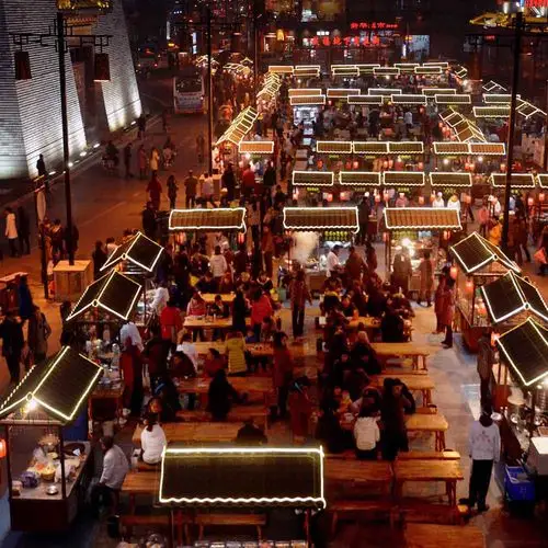 河南省开封市鼓楼小吃夜市一角(2014年2月18日摄).新华社记者 王颂 摄