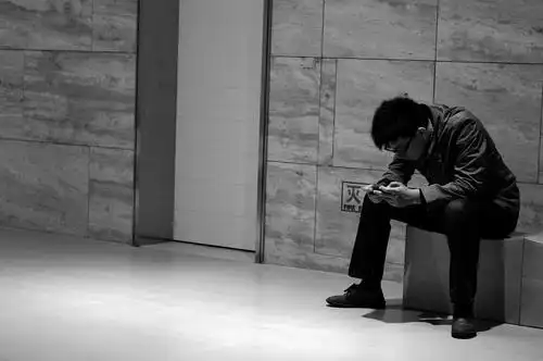 碎一地的低头族.